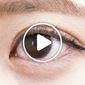 /product/604/_商品サムネイル_ブラック着用動画  裸眼を自然に一回り大きくするベーシックなブラック｜カラコン ワンデー
