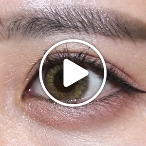 /product/485/_商品サムネイル_ヴィヴィアナブラウン着用動画 黒目と馴染むグレーふちで存在感のある大人系ハーフEYEに｜カラコン ワンデー