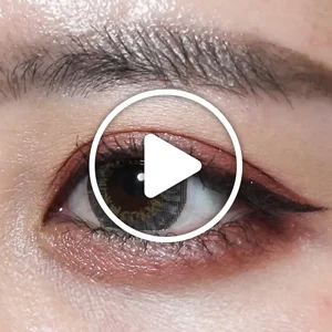 /product/100/_商品サムネイル_ディ.アモールグレー着用動画 イエローのアクセントでグレーの発色が引き立ち、垢抜けた色素薄い系の瞳に。