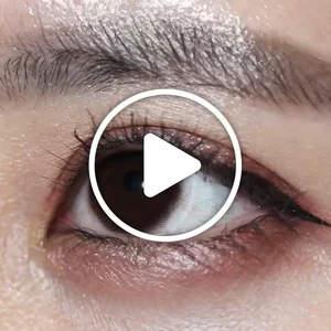 /product/306/_商品サムネイル_ピュールブラウン着用動画 溶け込むように馴染んで、さりげなく瞳を明るくするブラウンカラコン