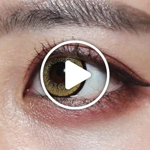 /product/10/_商品サムネイル_ティアリーブラウン着用動画 　イエローブラウンカラーと程よい太さのフチで、バランスよく盛れる瞳に。