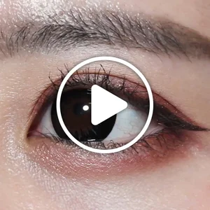 /product/9/_商品サムネイル_タフブラック着用動画 瞳をくっきり大きく見せる、ナチュラル盛り鉄板ブラックカラコン。