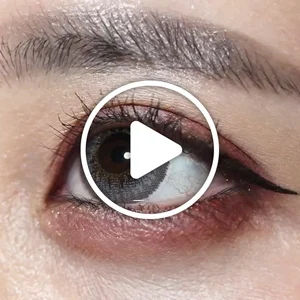 /product/467/_商品サムネイル_Whip Gray ホイップグレー着用動画 ブラウンのフチで瞳に馴染み 透明感あるグレーカラーはクールな印象を持ち 上品で大人っぽいハーフEYEに